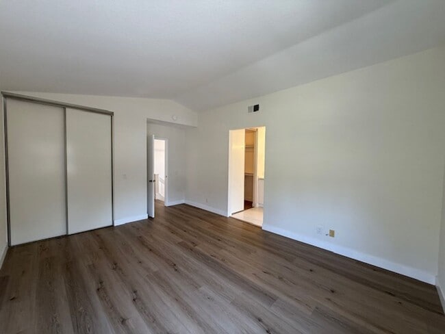 Building Photo - Updated 3 Bedroom Detached Home in Woodbri...