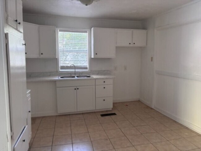 Building Photo - 217 N Sunset Terrace