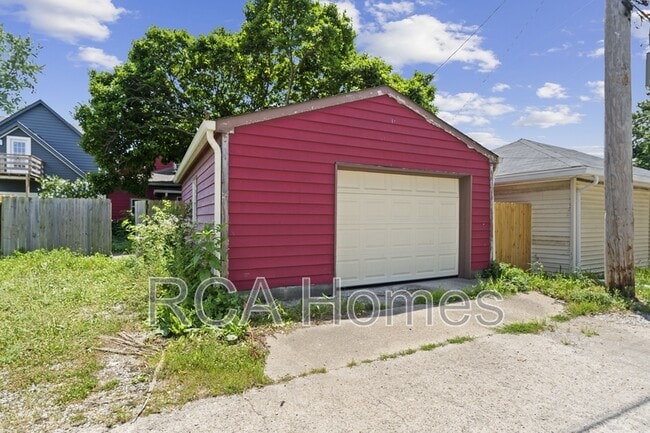 Building Photo - 726 Sanders St