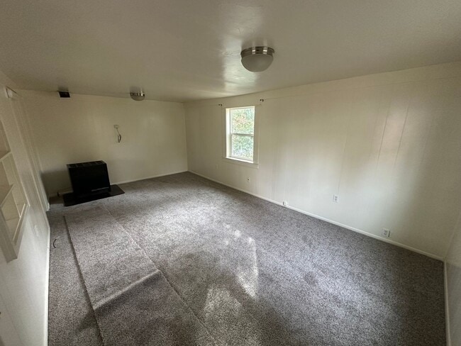 Building Photo - Cozy Quiet Grass Valley Charmer - 1/1 650 SF (Driveway, Parking, & Yard)