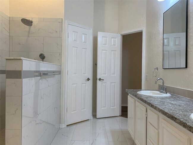 Building Photo - 4725 Park Bend Dr