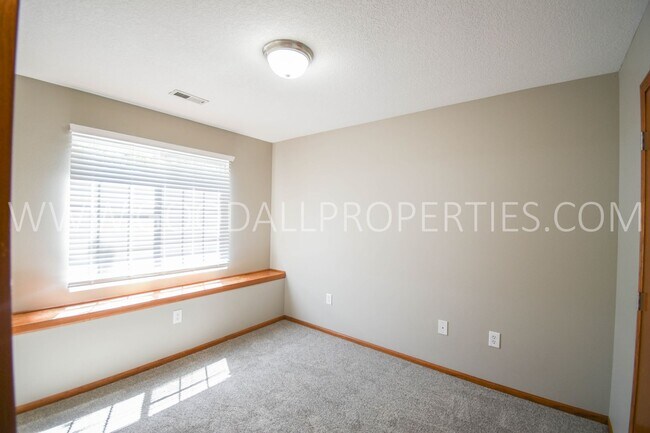 Building Photo - 3 bed 2.5 bath Single Family Home with fenced in yard in Urbandale within the Waukee School District