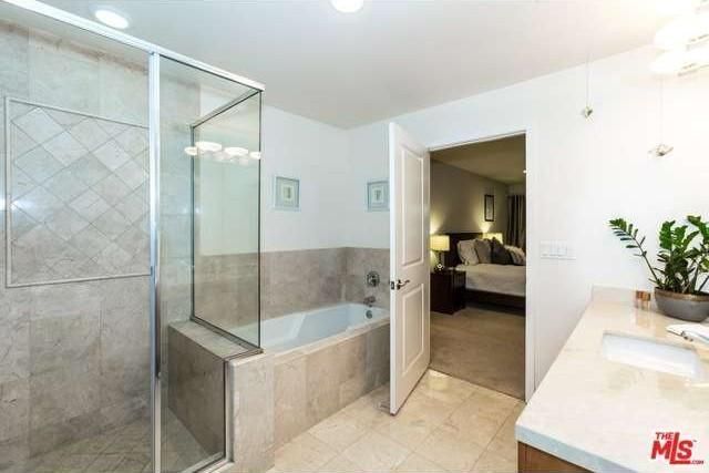 Master bedroom en suite - 1951 N Beachwood Dr