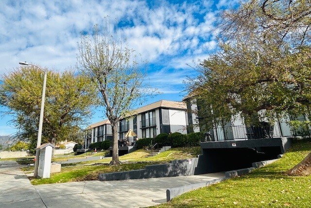 Building Photo - 1631 E Cypress St