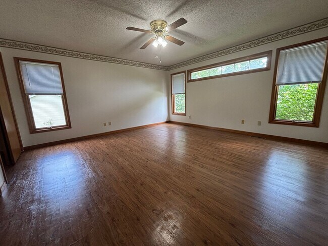 Building Photo - 3 Bedroom 2 bath
