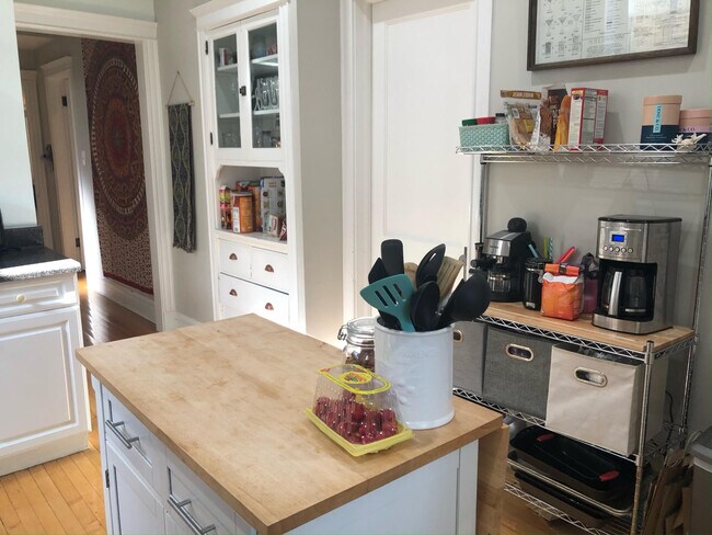 Building Photo - 1427 W Berwyn Ave