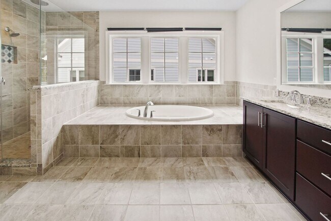 Building Photo - 5 Bed 4.5 Bath - Bethesda Single Family - ...