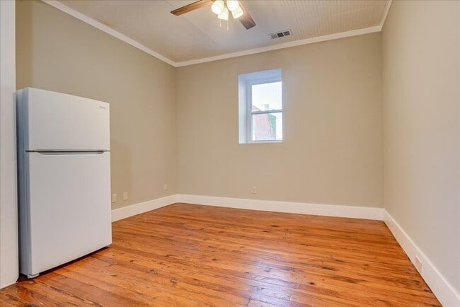 Building Photo - 828 Broad St