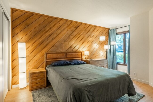 Building Photo - Spacious Snowcreek III Condo – Winter Rental