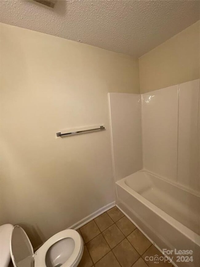 Building Photo - Spacious 2BR 2BA Townhome In Prime Location!