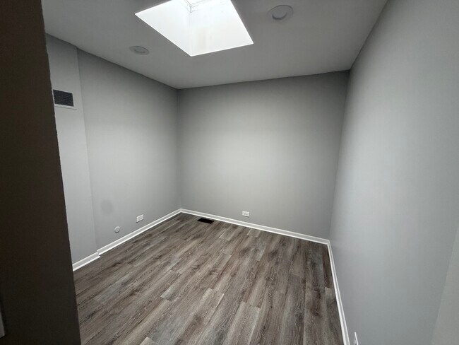 Building Photo - 744 W Gordon Terrace