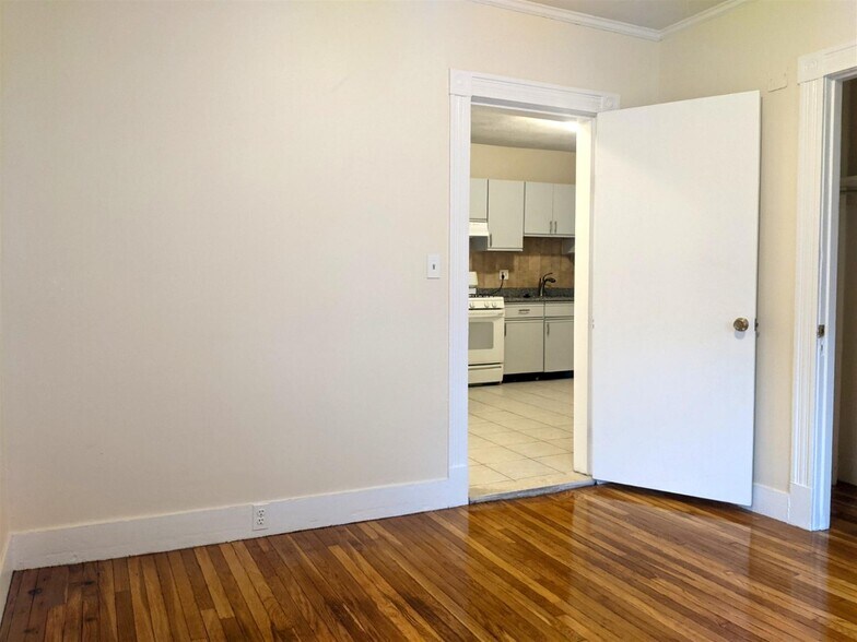 Building Photo - 83 Yorktown St