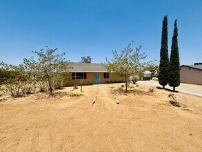 Building Photo - Charming 3-Bedroom with 2 Full Baths on th...