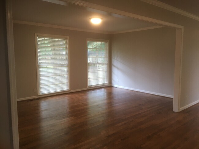 Building Photo - 14 Fairway Dr