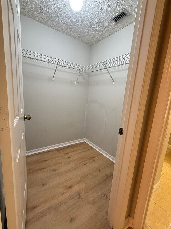 Building Photo - 1 Bedroom Condo in Gated Community