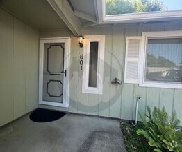 Building Photo - Single Level- Duplex Rent Ready- Albany, OR