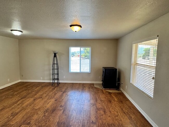 Building Photo - PRIVATE, COUNTRY LIKE SETTING IS A 2 BEDRO...