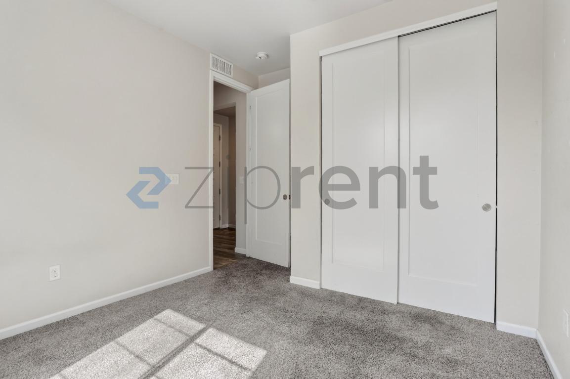 Building Photo - Unit