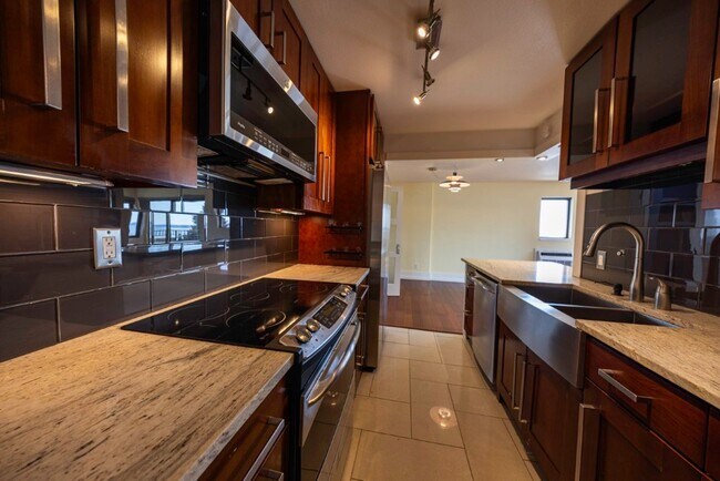 Building Photo - 3Bd/1.75Ba Seattle Condo