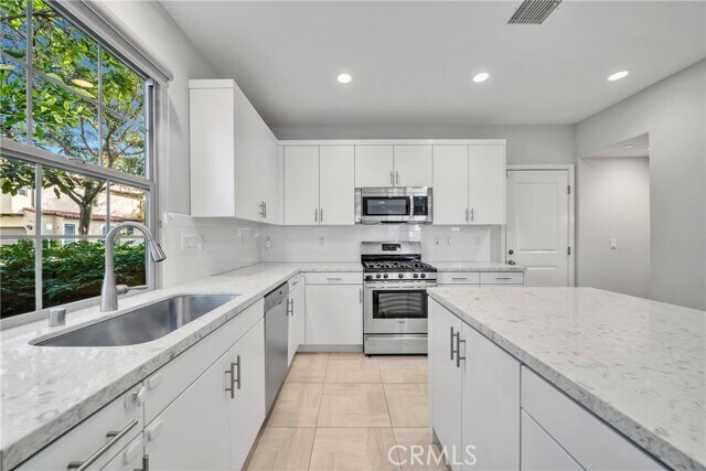 Building Photo - 328 Floral View