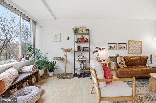 Building Photo - 1210 N Taft St