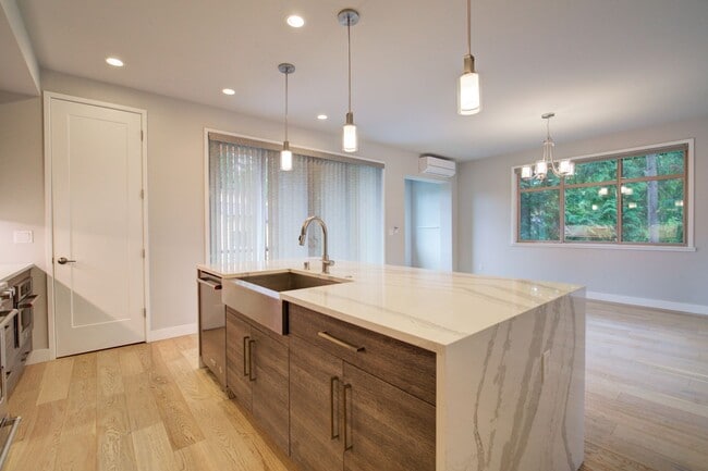 Building Photo - 4Bd/3Ba Bellevue Townhouse