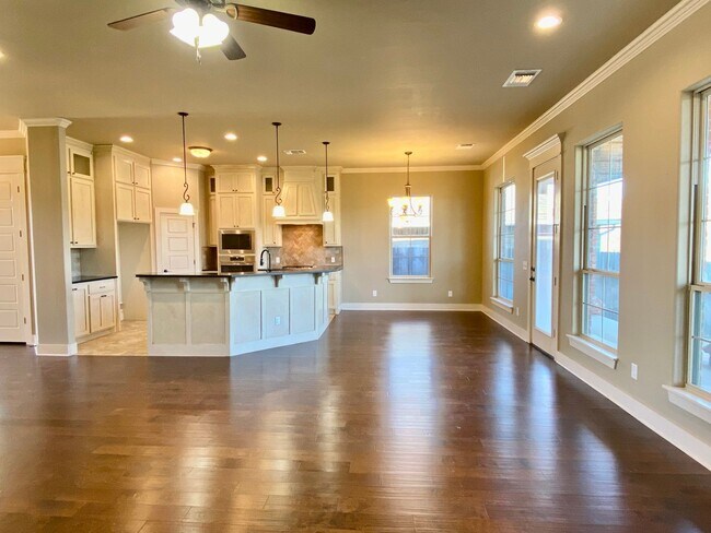 Building Photo - Gorgeous 4 Bed 3 Bath in Norman