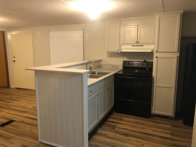 Building Photo - 1151 Oakwood Rd