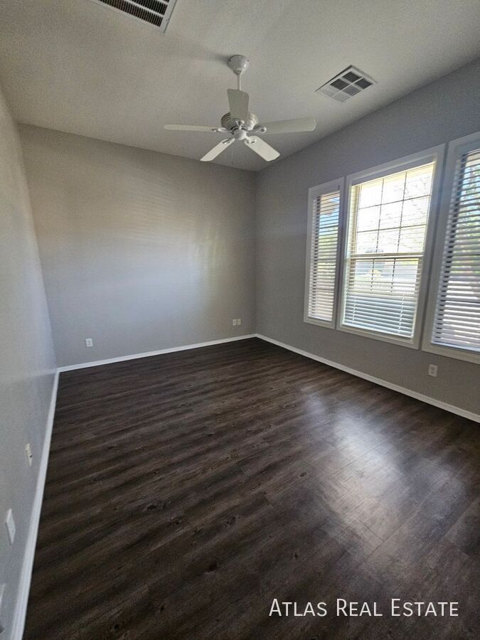 Building Photo - 1076 E Phelps St