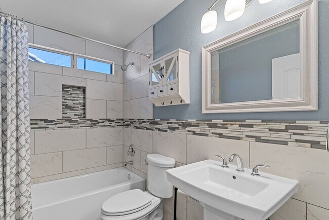Building Photo - Spacious Single Story, 4 Bedroom "Henderso...