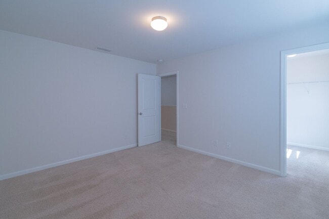 Building Photo - Freshly Renovated 4-Bedroom Home with Mode...