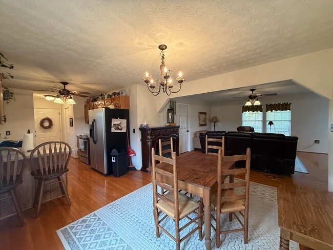 Building Photo - 3 Bedroom 2 Bathroom Fully Furnished Home ...