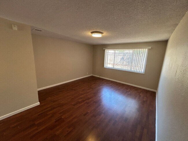 Building Photo - Charming 3-bedroom, 2-bath Single Story An...