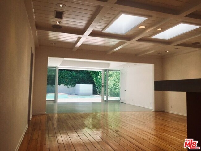 Building Photo - 4031 Hollyline Ave