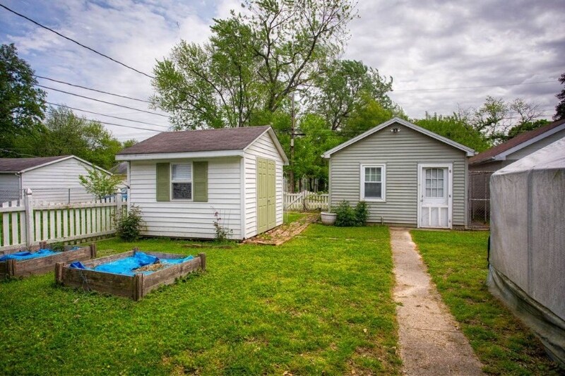 Building Photo - 1306 Henning Ave