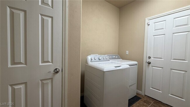 Building Photo - 6451 Parrot Ridge Ct