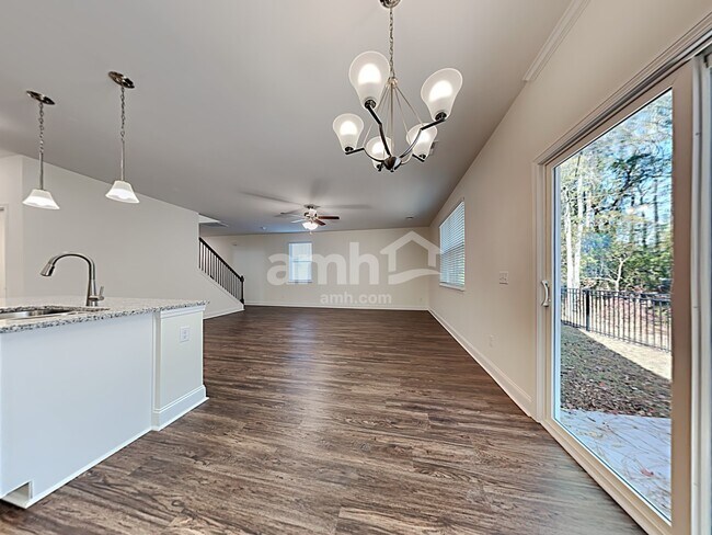 Building Photo - 610 W Lionel Rd