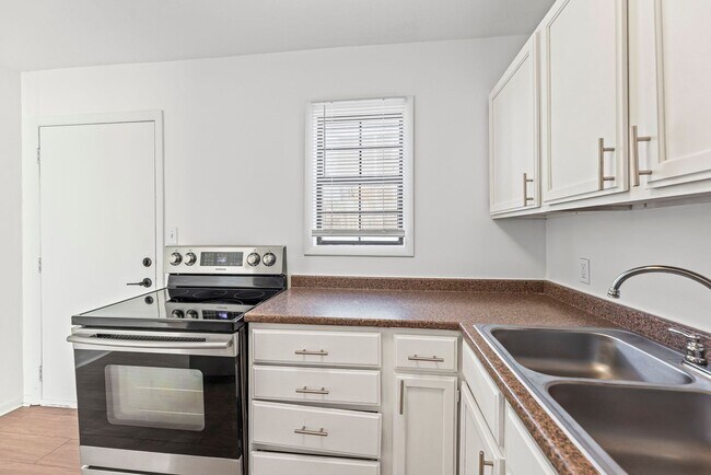 Building Photo - New Renovated Two Bed One Bath Home!!!