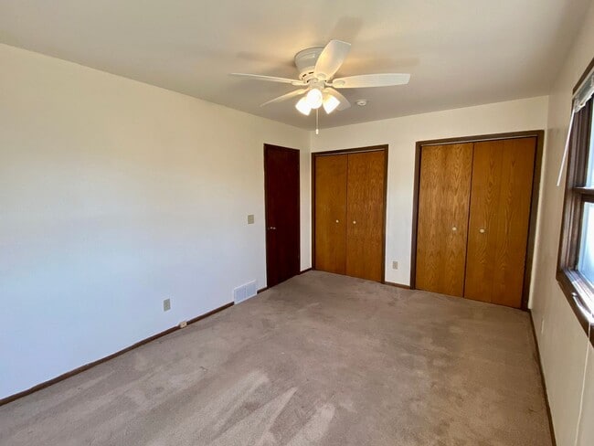 Building Photo - Showings this weekend! Partially fenced yard, garage, 3 bedroom