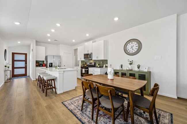 Building Photo - 1940 Velvet Oak Ln