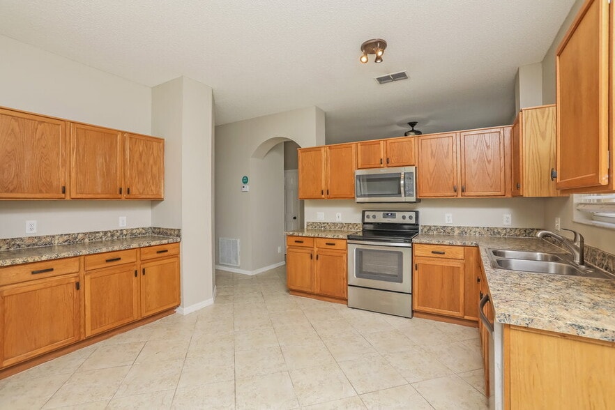 Building Photo - 13761 Meadowpark Ave