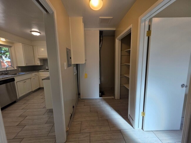 Building Photo - Home located in the heart of the college n...