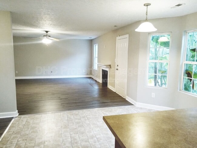 Building Photo - 925 Revere Way