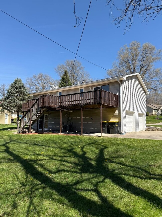 Building Photo - 3 BR / 3 BA Single-family home near Ellettsville