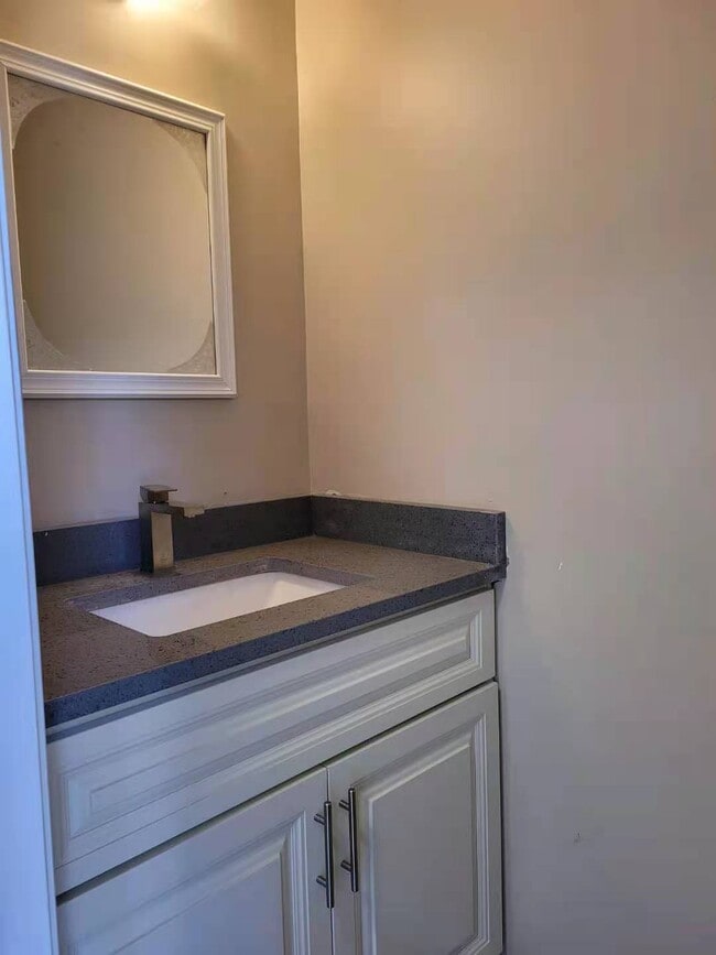 Building Photo - 305 Seeman Ct