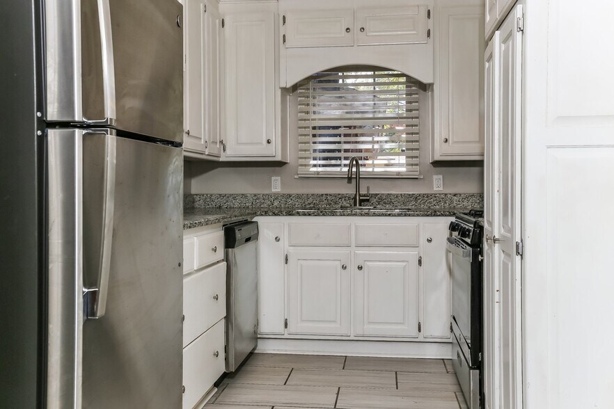 Building Photo - 12 Deerfield Dr