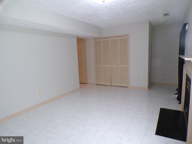Building Photo - 114 Park Cove Dr