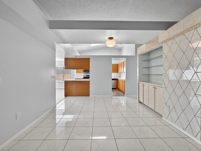 Building Photo - 566 SE Damask Ave