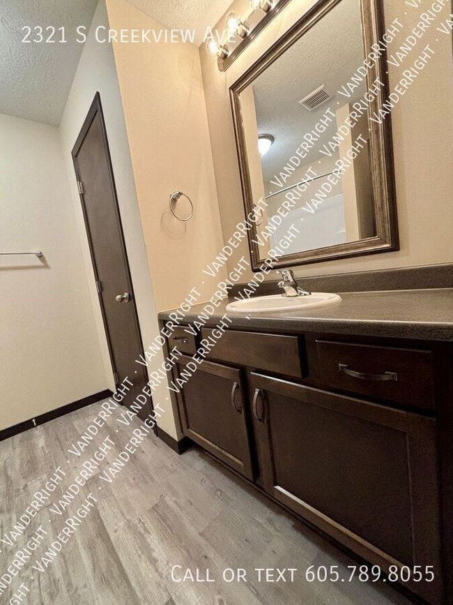 Building Photo - 2321 S CreekView Ave