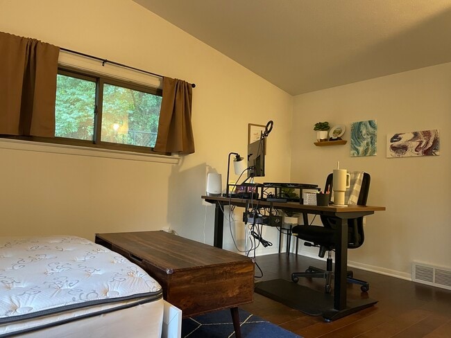 Building Photo - 1721 N High Point Rd